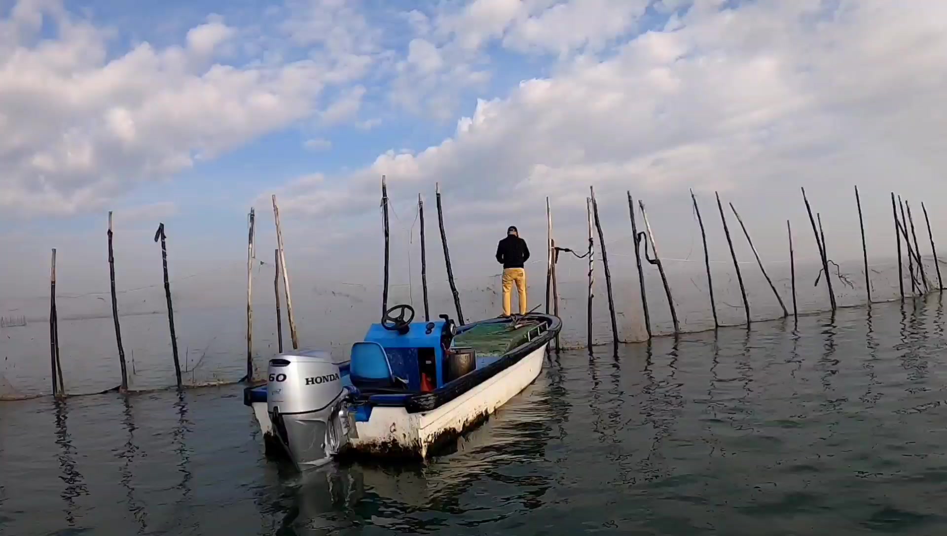 广西民风淳朴渔民带我们出海体验打鱼最后鱼都要送给我们