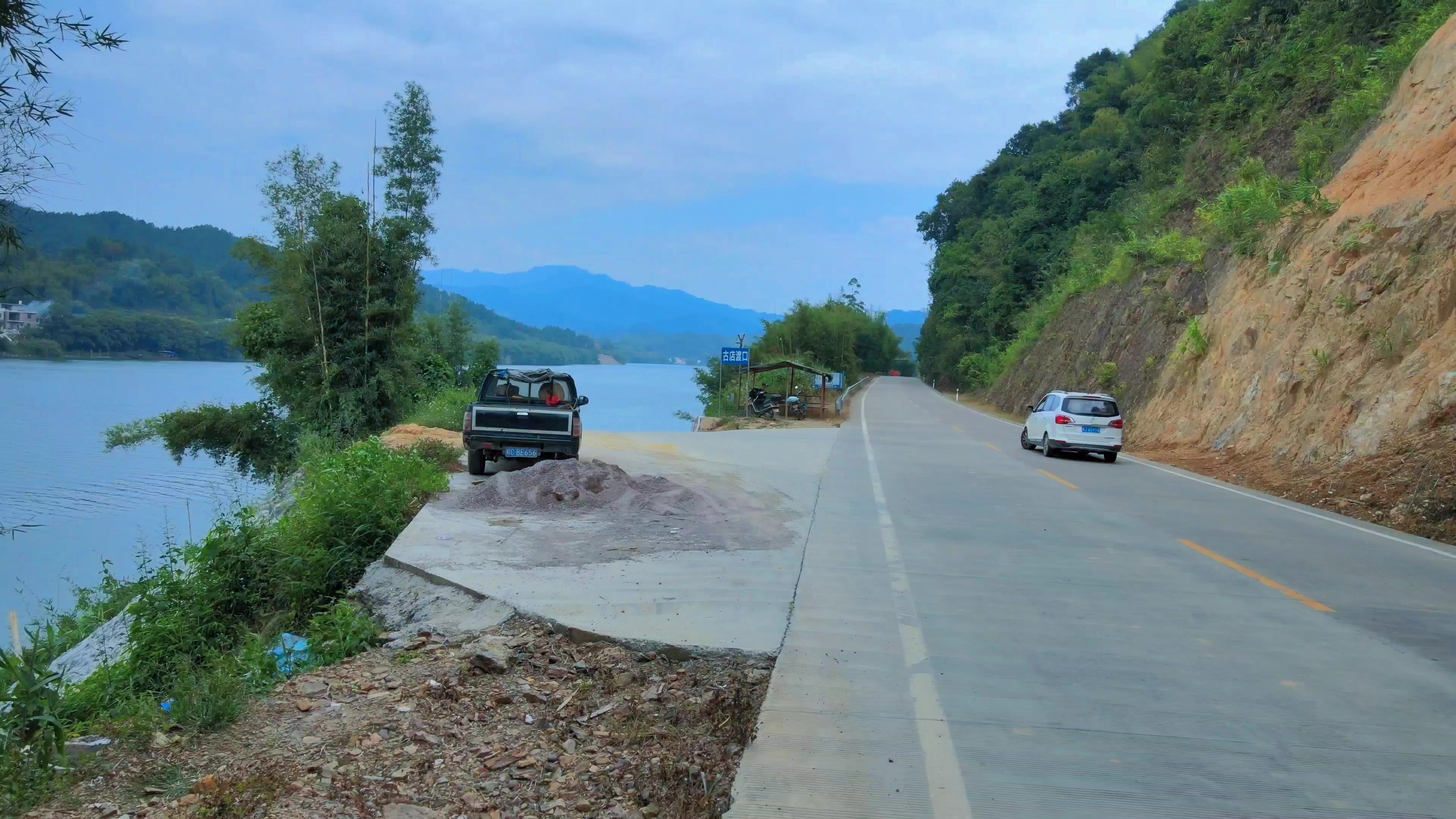 广西贺州昭平县五将镇古店渡口货车上船渡江