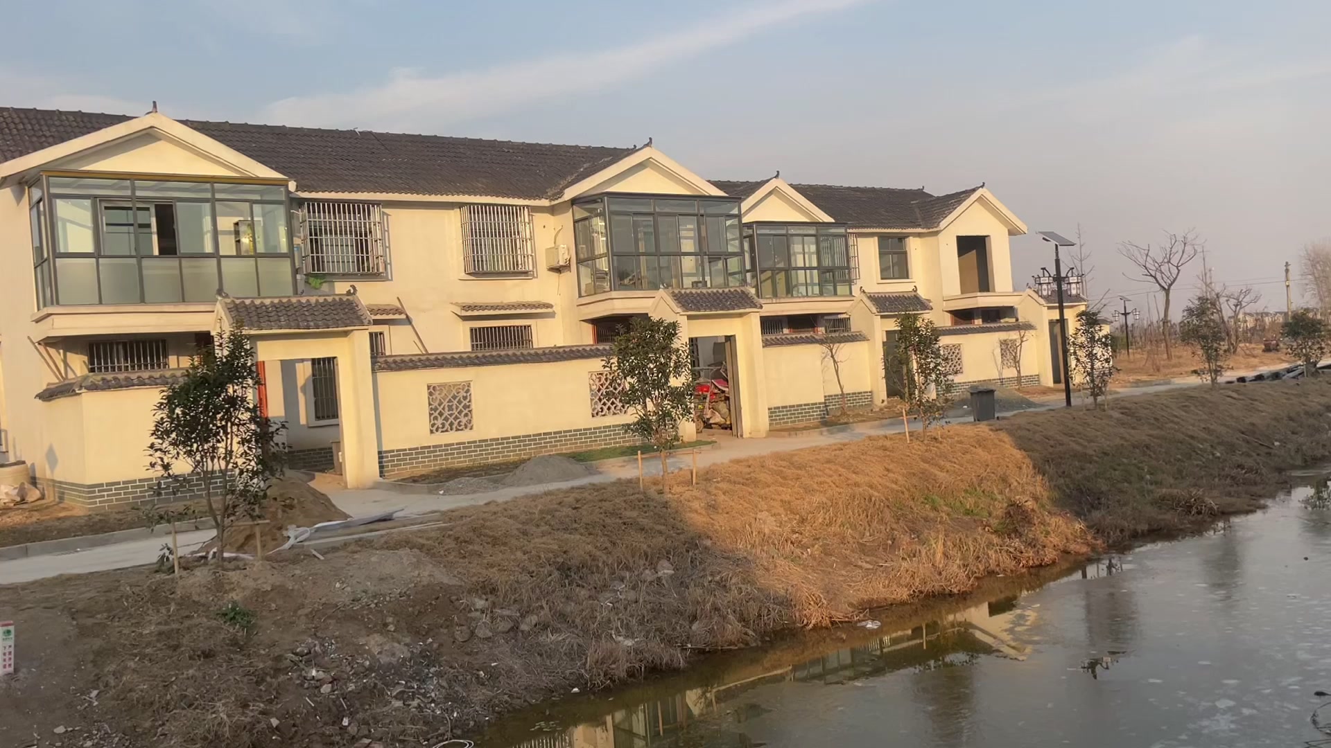 独门独院的小别墅,10万一套太美了,带超大阳光房,来看看 - 西瓜视频