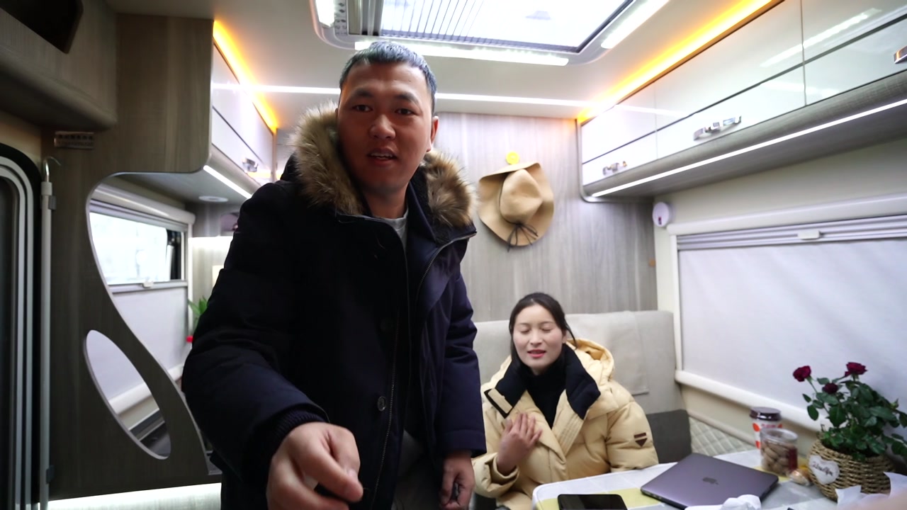 第一次来北京,阿伟邀请朋友来房车做客,燕子准备好吃的招待