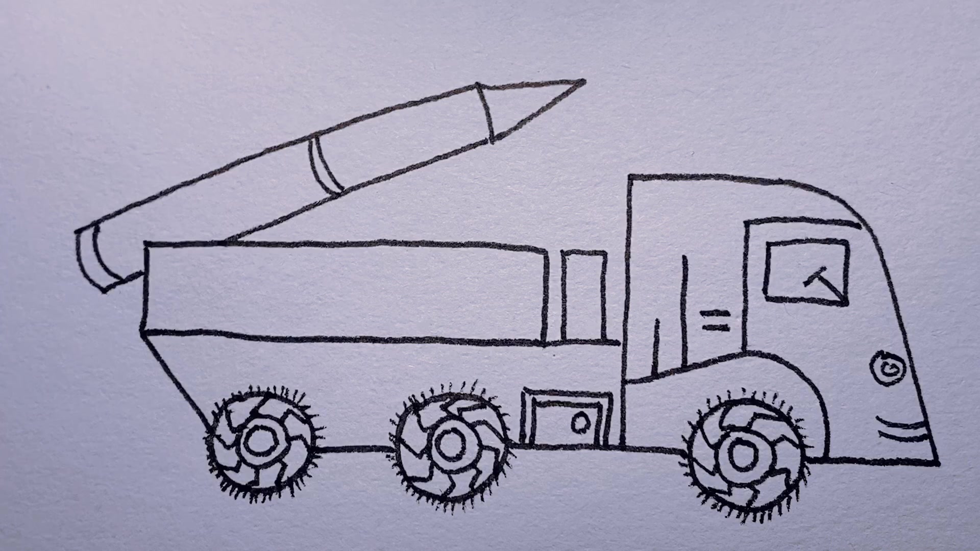 三个圆圈一个长方形画出了小朋友喜欢的导弹车