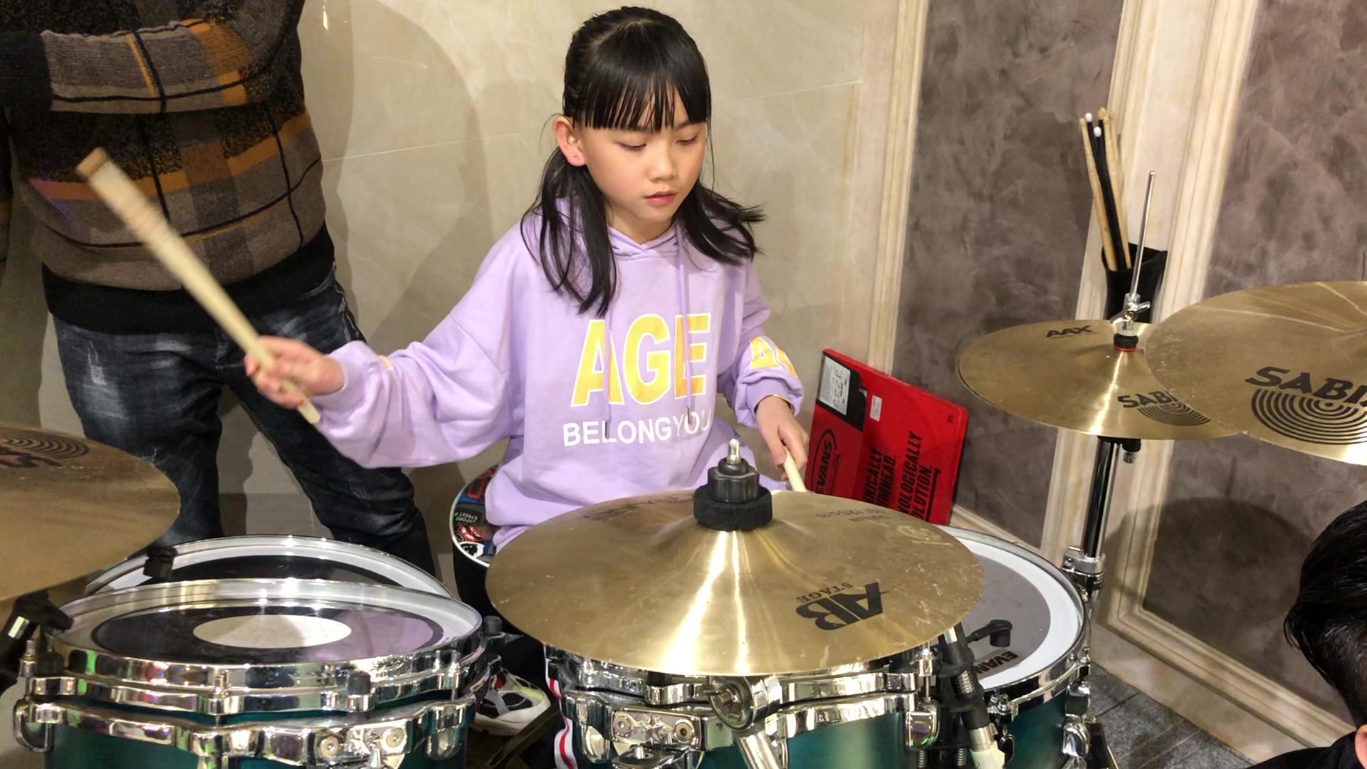 妞妞架子鼓演奏光辉岁月瞬间感觉妞妞长大了好多