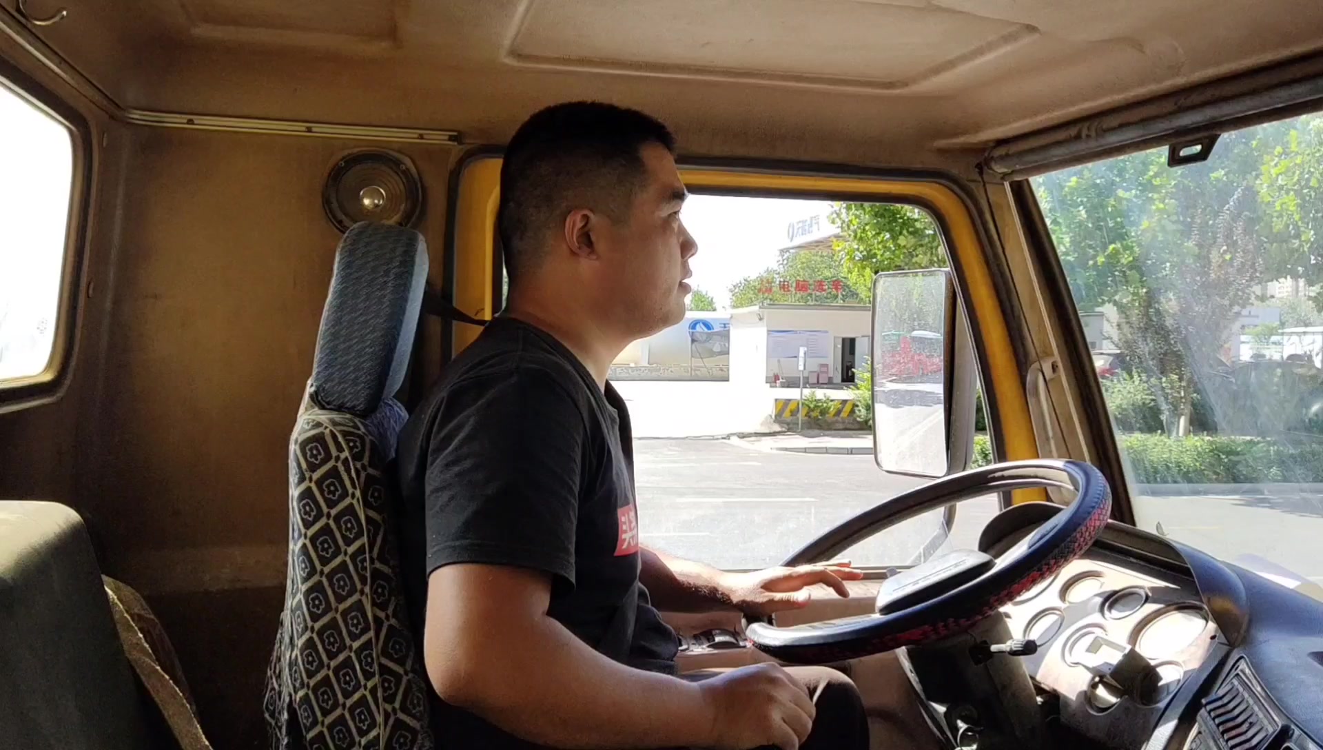 老司机开大货车现场教学徒工加减档这b2驾照应该不是买的