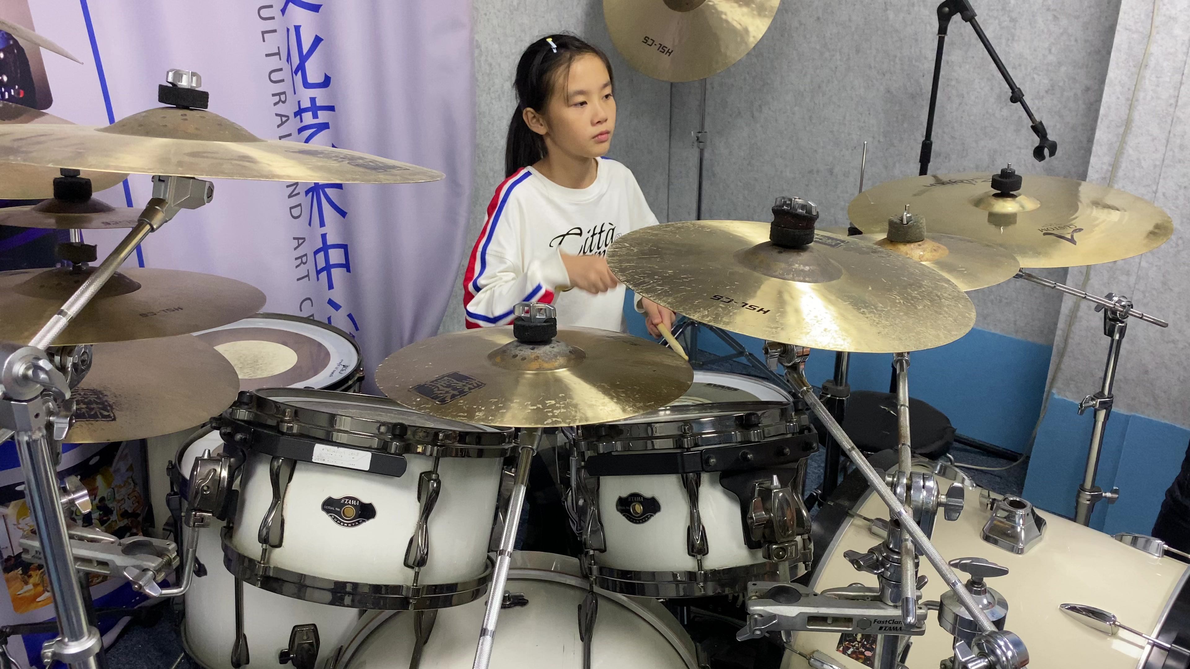 园园小美女架子鼓演奏舞女时笑的好开心