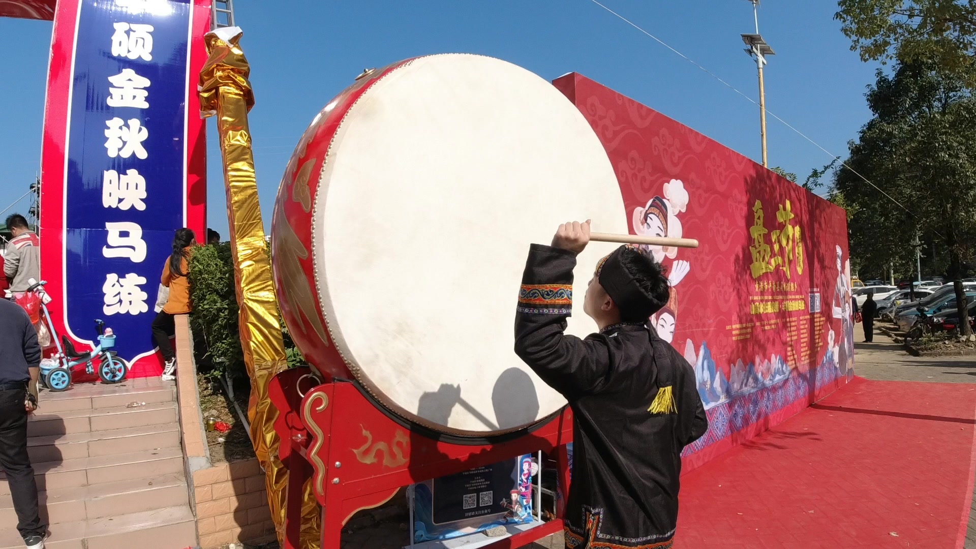 广西平南马练乡瑶族盘王节赤脚上刀山下火海各种表演热闹非凡