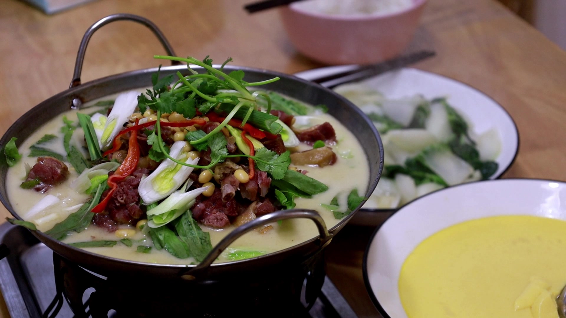 这道咸鸭腿锅仔越炖越有味冬天吃的真舒服很接地气的家常菜