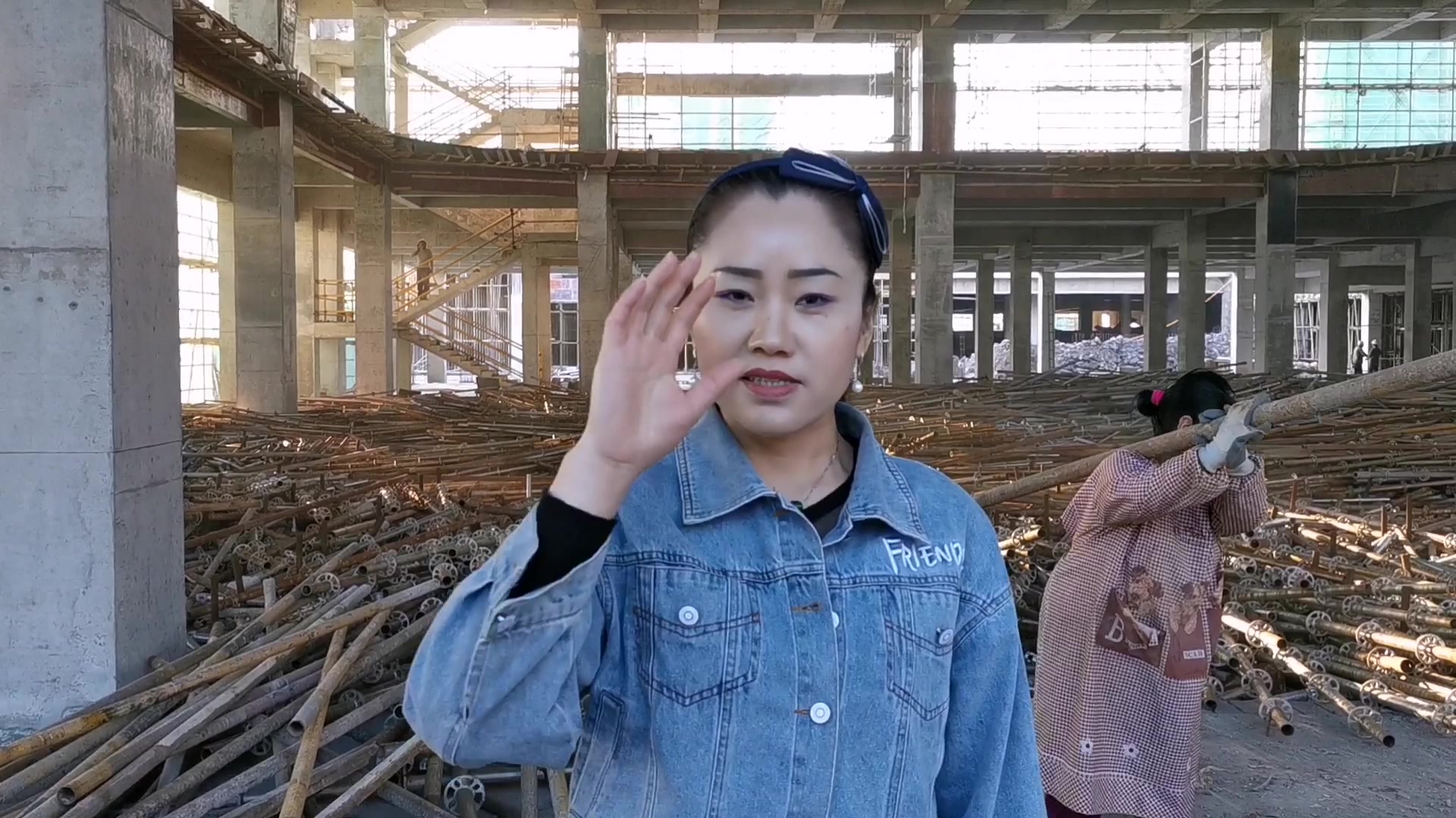 横店凤姐没戏拍的时候到工地打零工了干得非常努力