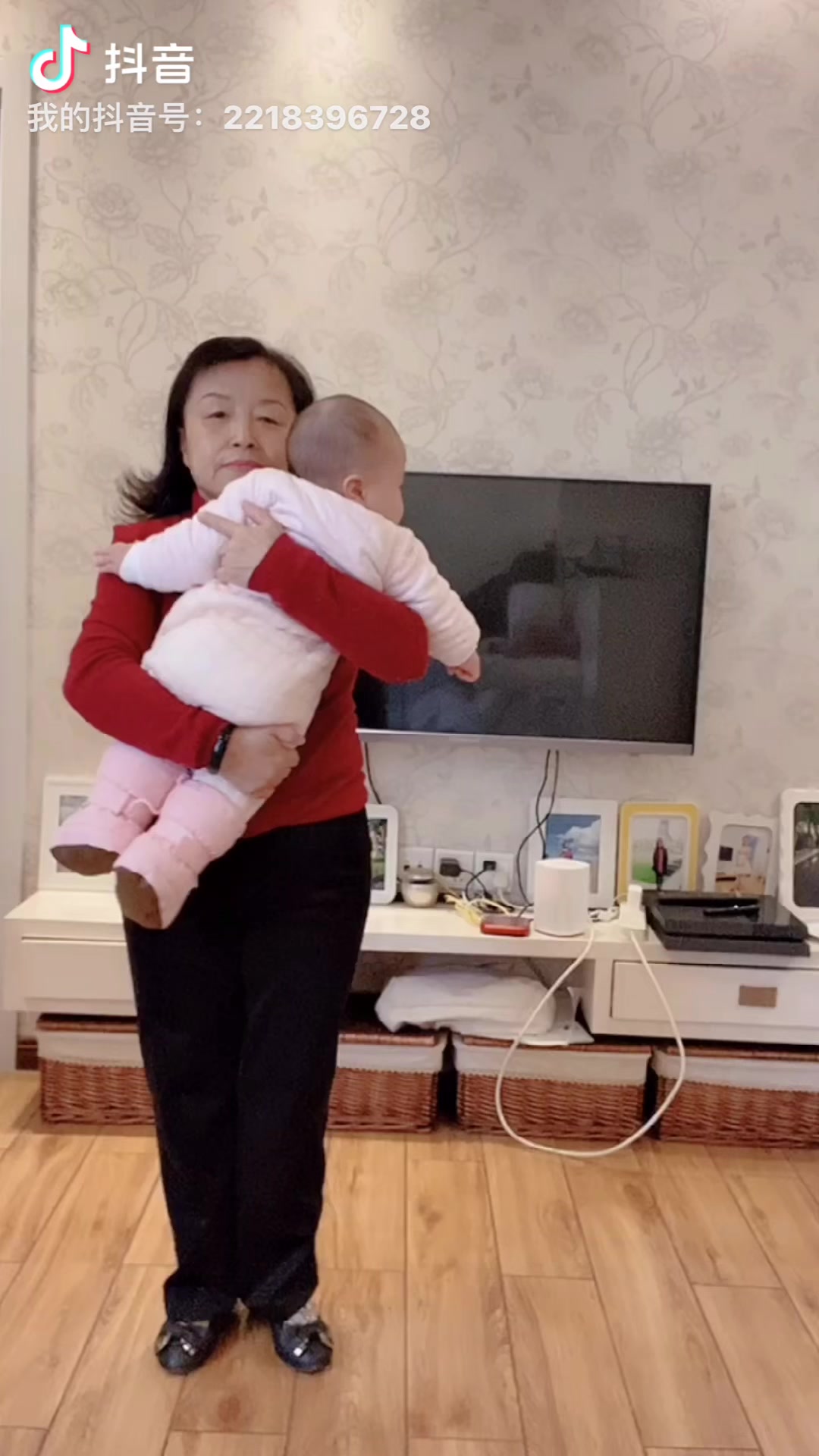 外婆抱着可爱的宝宝跳一曲 - 西瓜视频