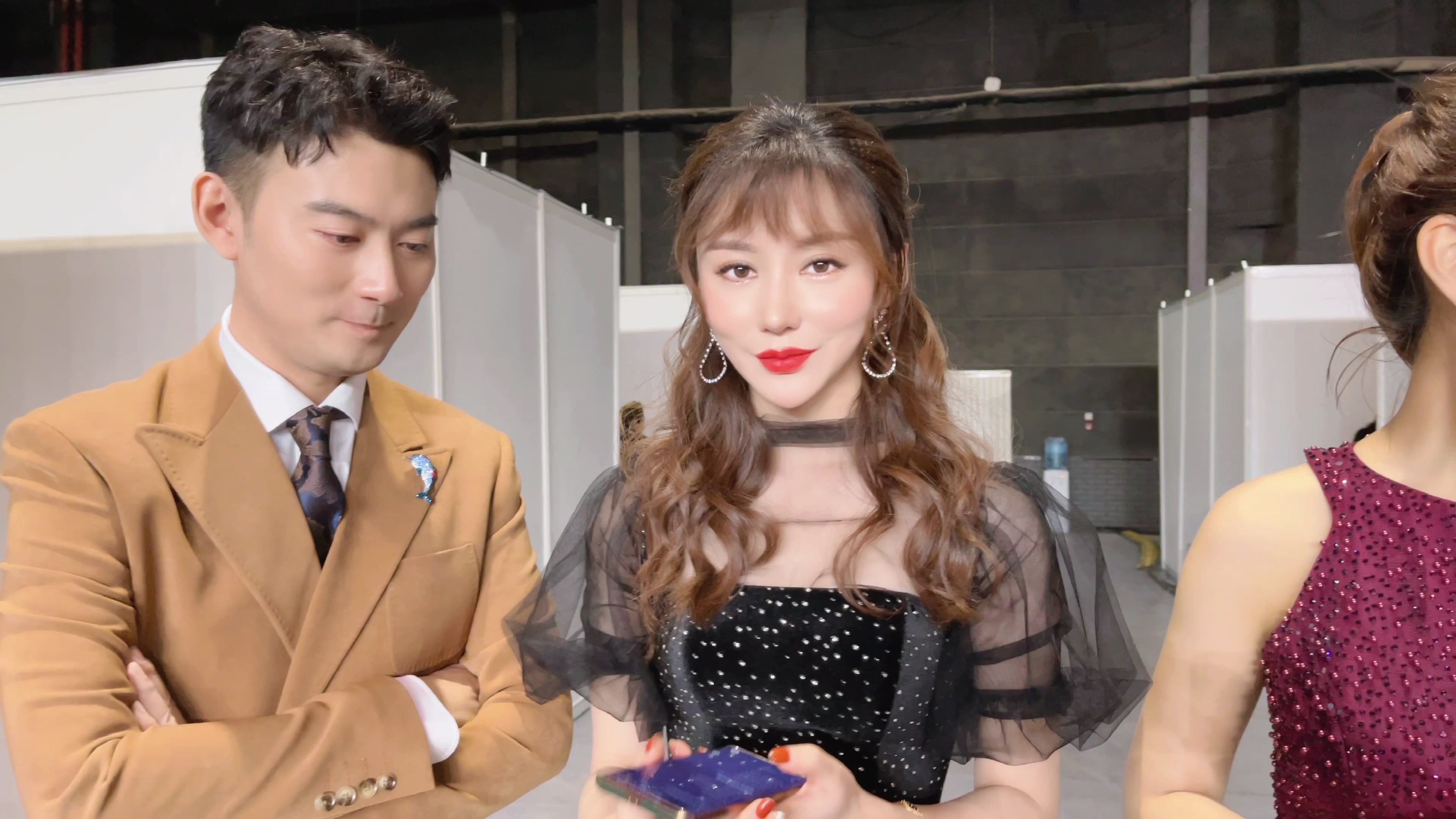 安徽卫视男生女生向前冲的女主持人个个都是女汉子