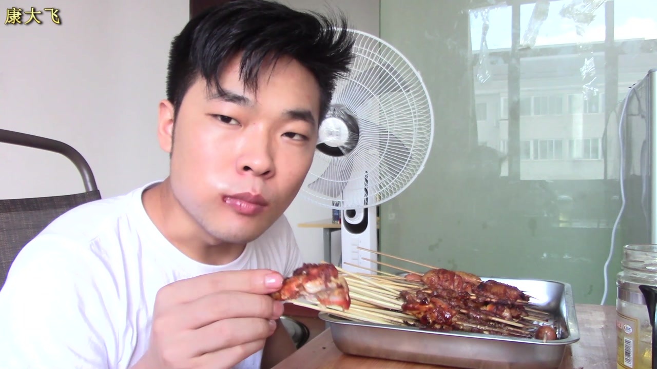 小伙在家自制铁桶烤肉原来烤肉可以这么烤