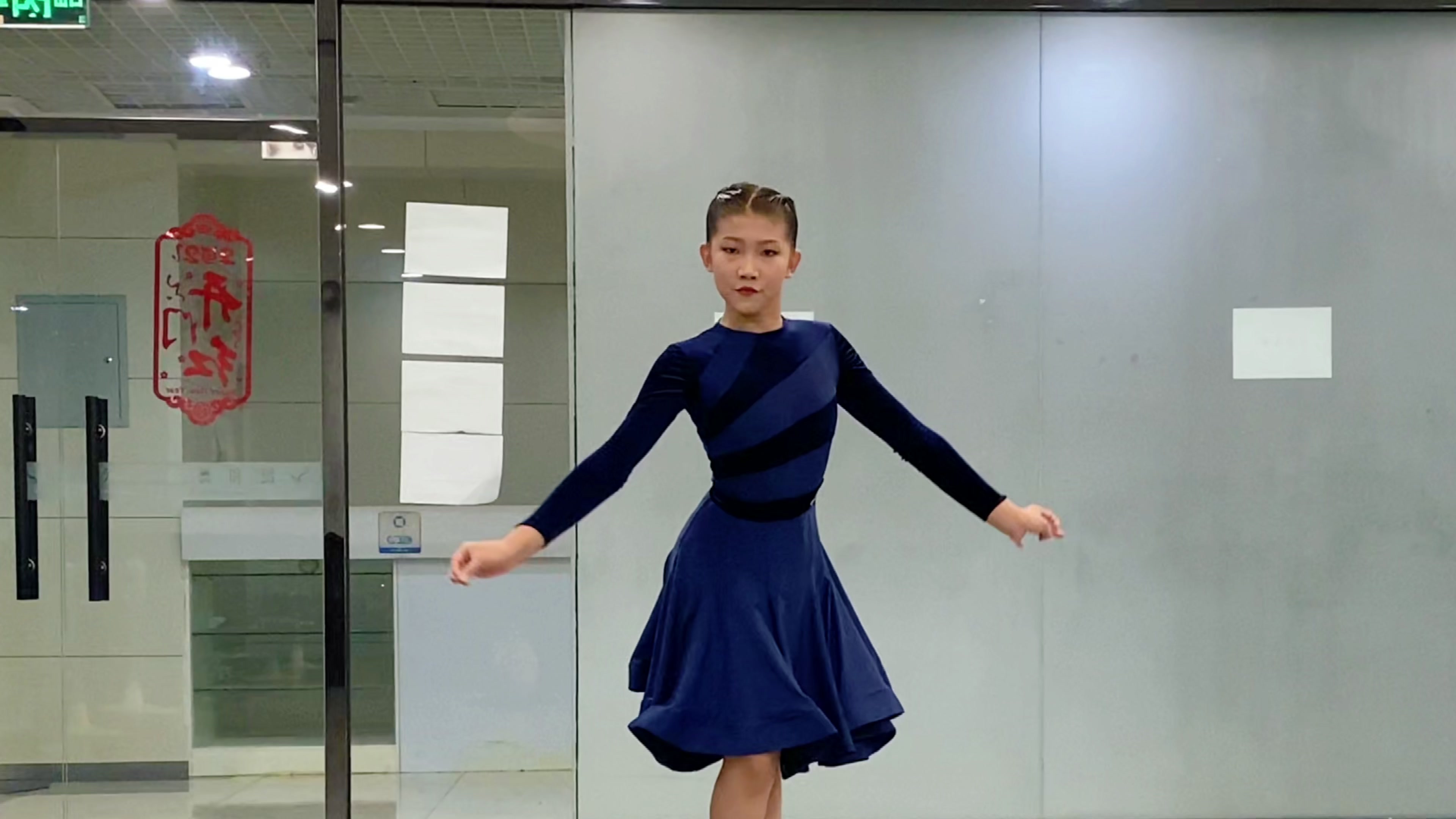 远走高飞经典流行天津小姑娘刘鑫杰表演动感的单人伦巴舞