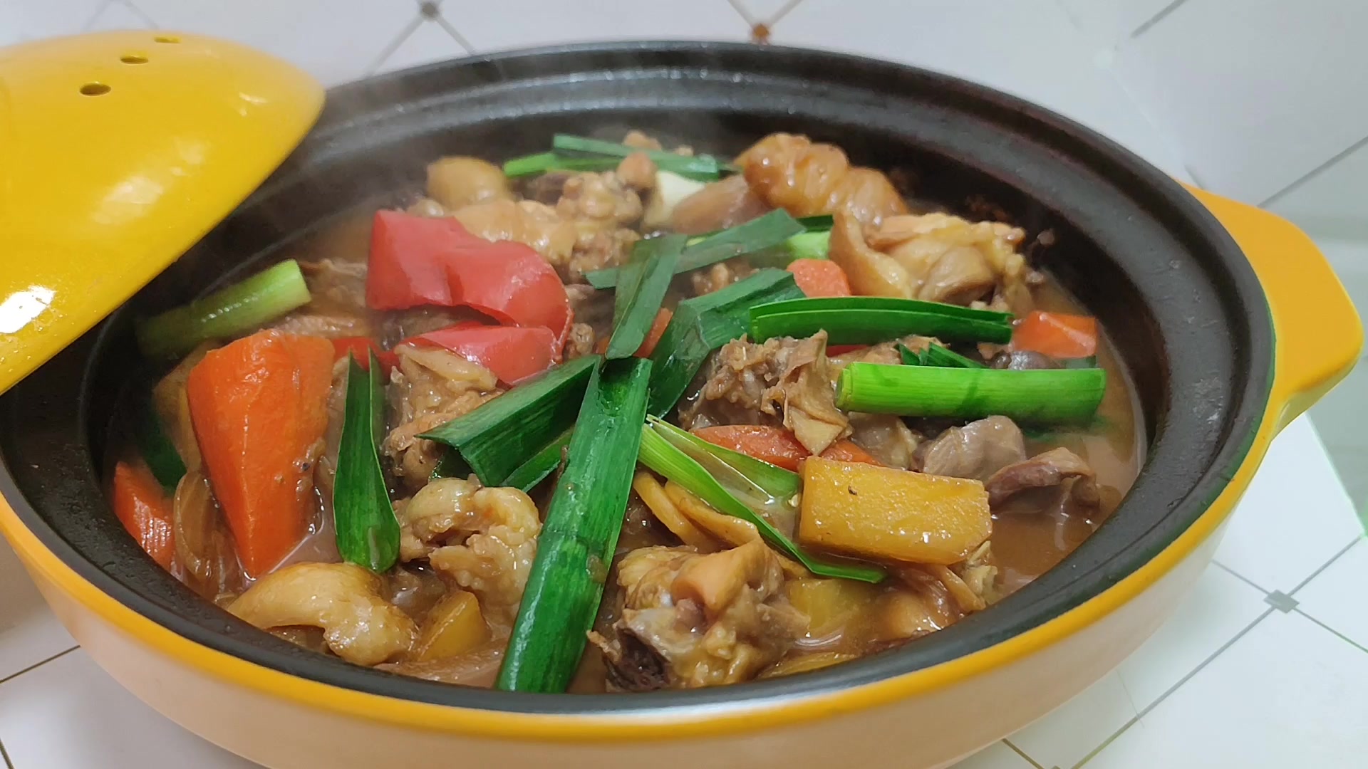 广东奇味鸡煲的做法鸡肉嫩滑入味天气冷了吃一锅太爽了