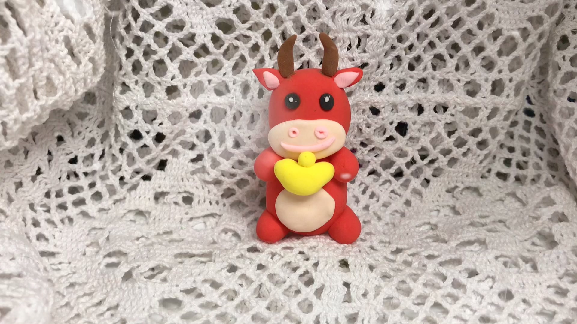 儿童亲子手工《牛年大吉》和宝贝一起用粘土捏出吉祥牛,元旦快乐