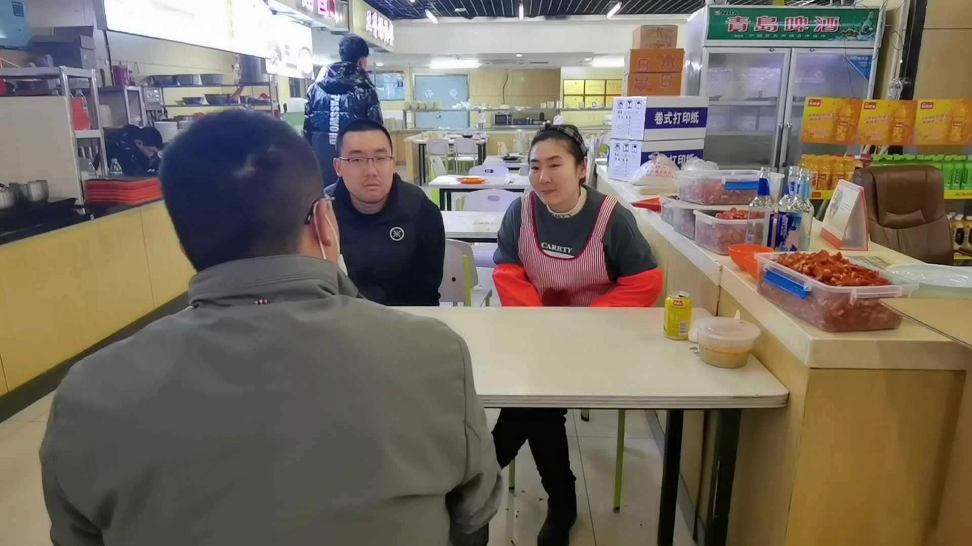 阿狗为串炒饭老板娘招了个新学徒收了1800学费咪咪眼红了