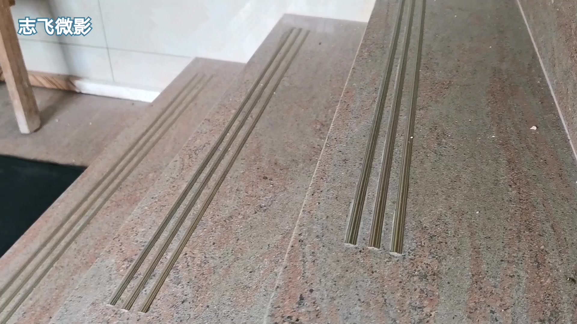 装修工安装扶手见到业主楼梯踏步面装防滑铜条好有高档感