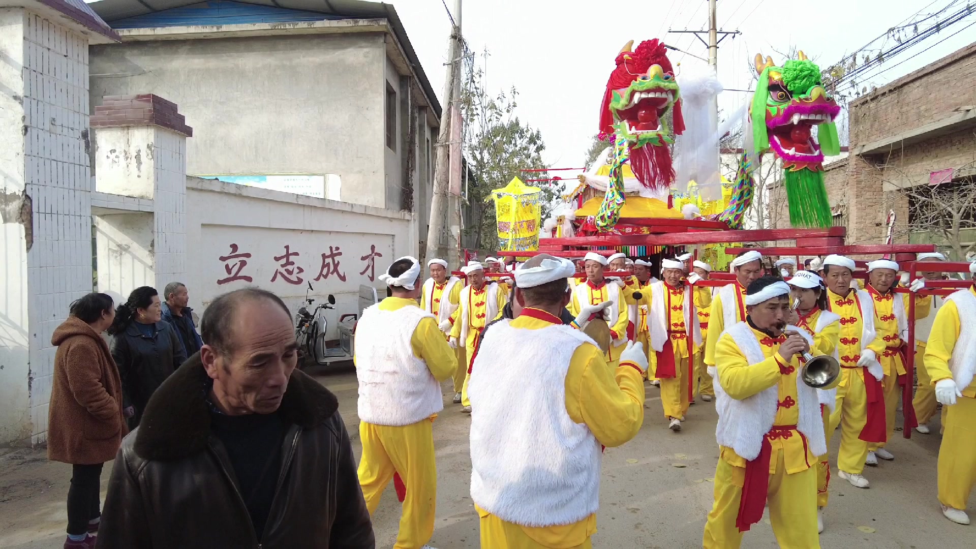 当山西老许家的64人抬二龙杠路过学校门口时发生了这样的事件