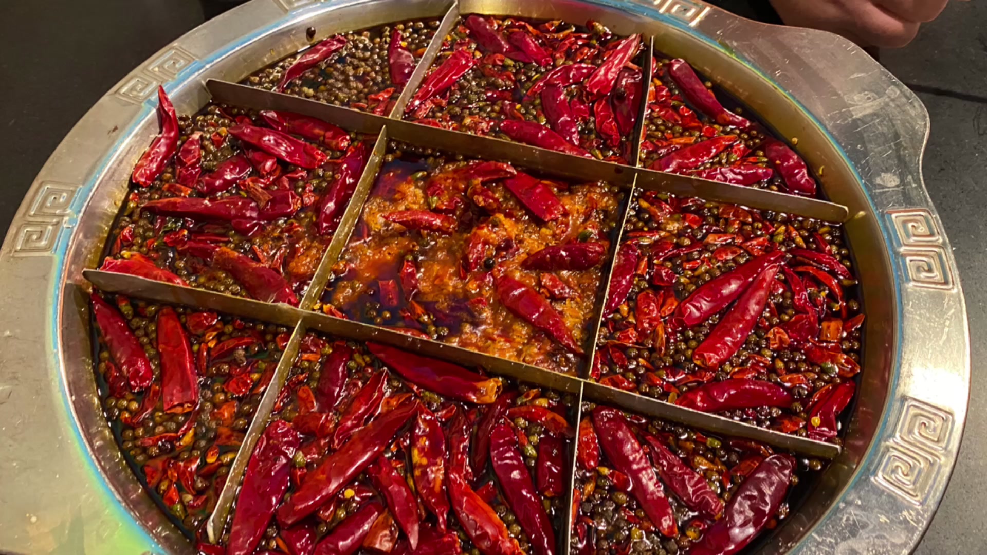 挑战重庆特辣火锅这锅底压根没有水辣椒不要钱吗