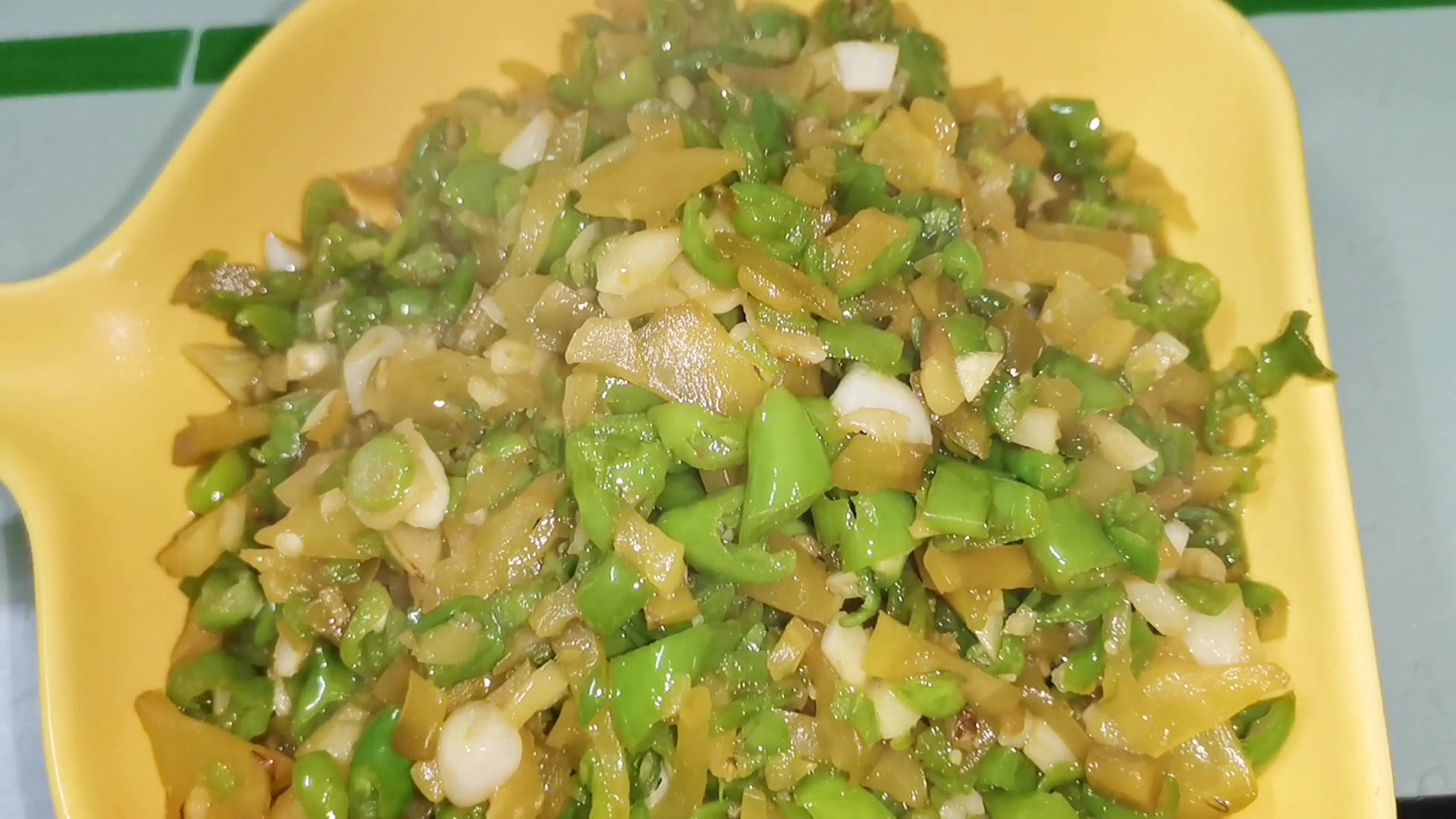 广东南雄早餐店必有的小菜榨菜炒青椒香辣爽口开胃下饭