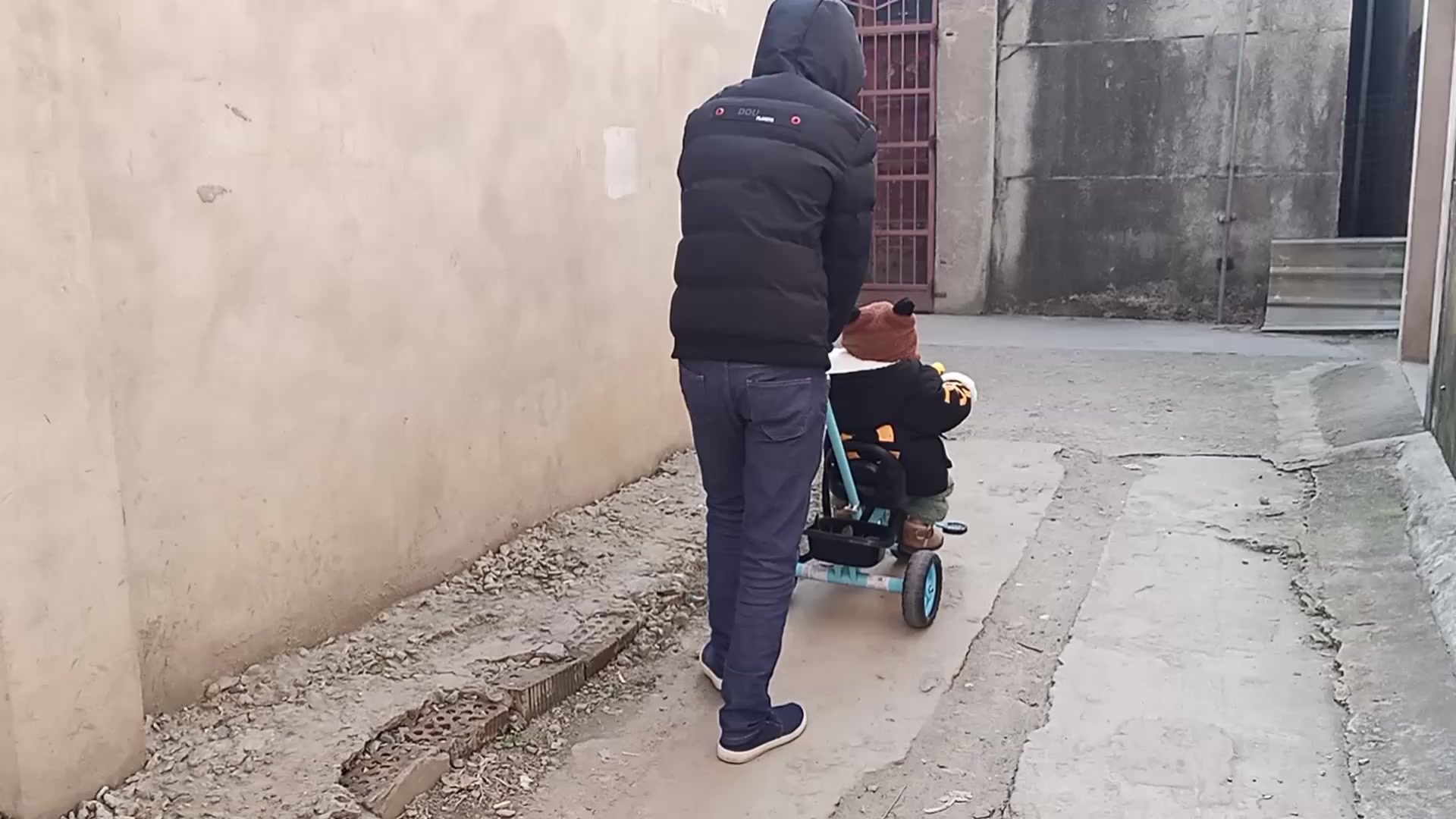 越南小邓去买医保像极了那首歌"爱的魔力转圈圈" 结果太伤心了 - 西瓜