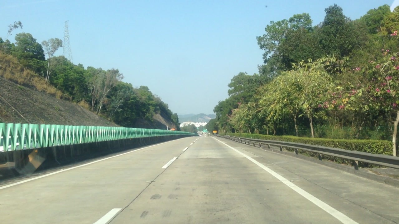 长深高速深圳下坡段测速雷达装在白色小屋上交警这流动测速没谁了