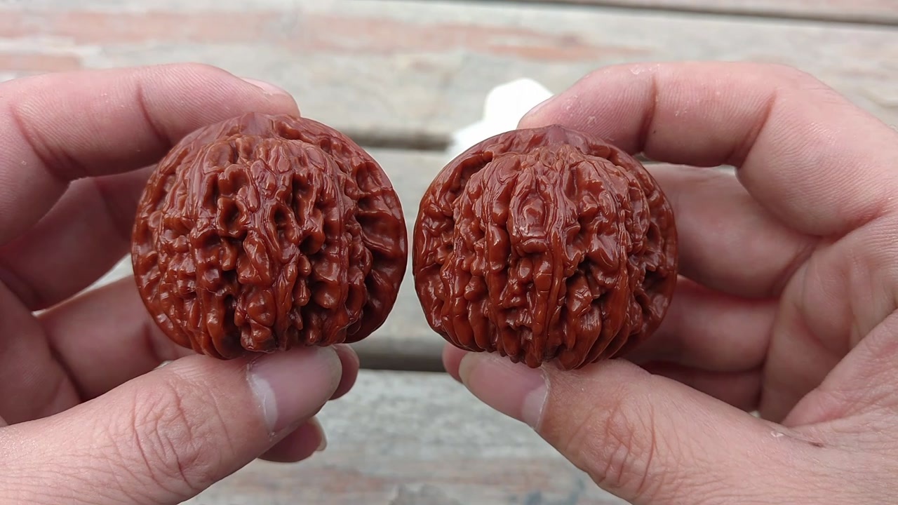 手工盘玩三年的四座楼老核桃玉化透彻包浆干净厚重