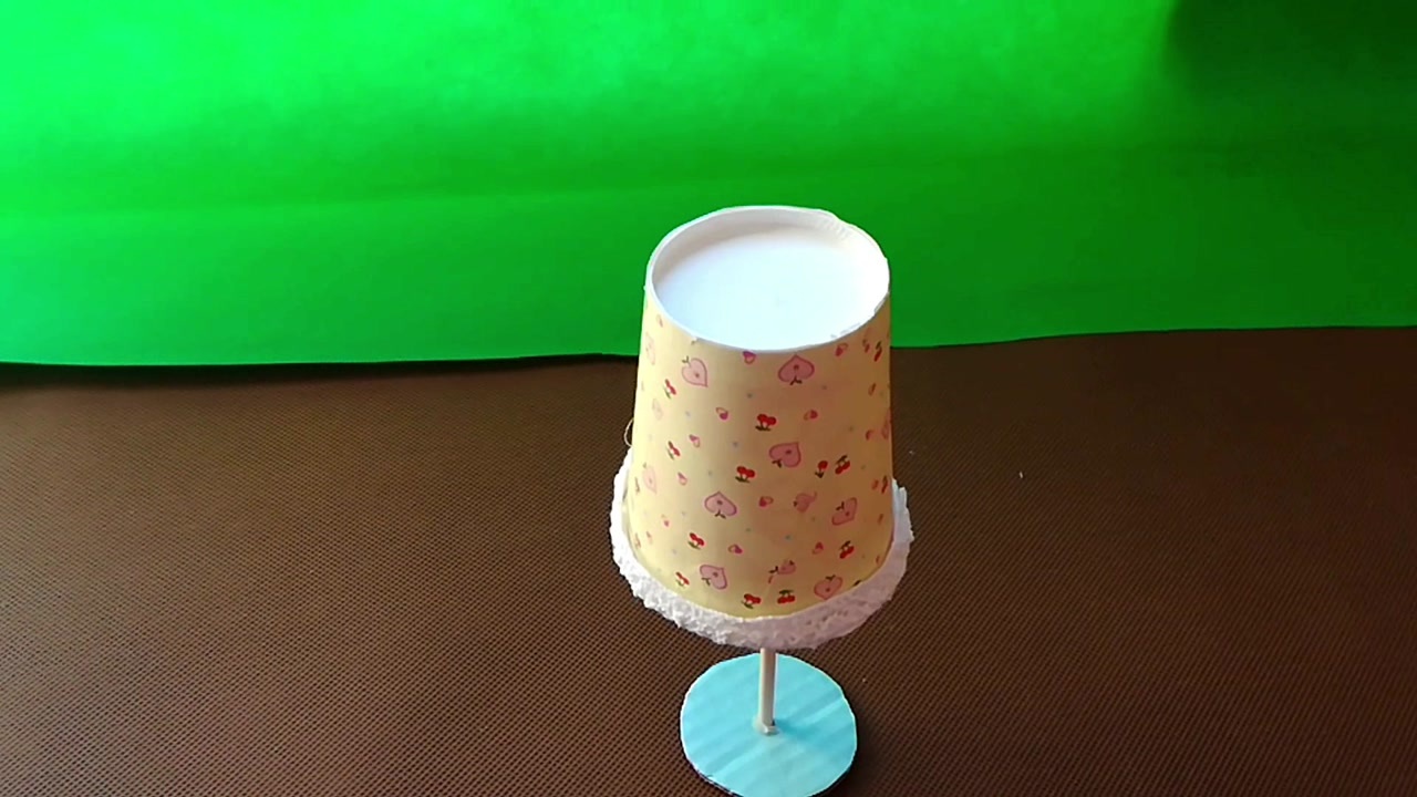 用一次性杯子做一个漂亮的小台灯摆件创意手工diy每天涨姿势