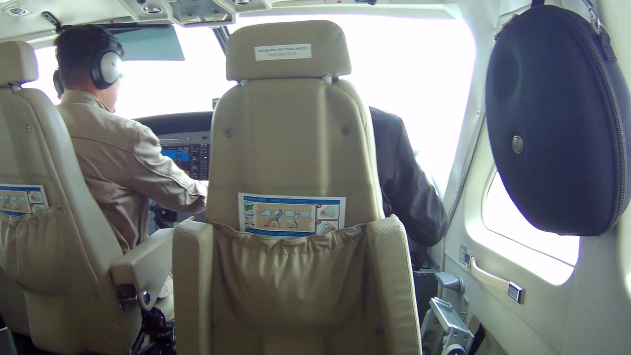 内蒙包头乌拉特中旗通航小飞机塞斯纳208飞机起飞驾驶舱