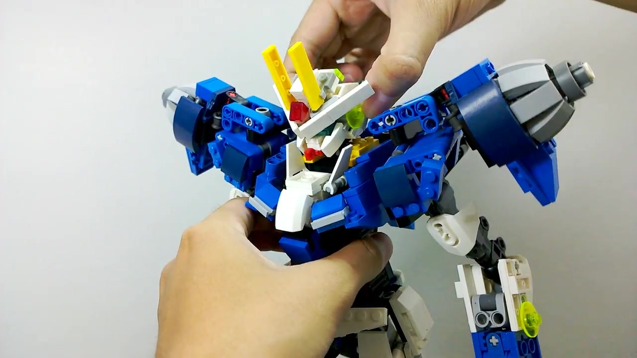 动漫迷用乐高积木搭建一台00高达模型