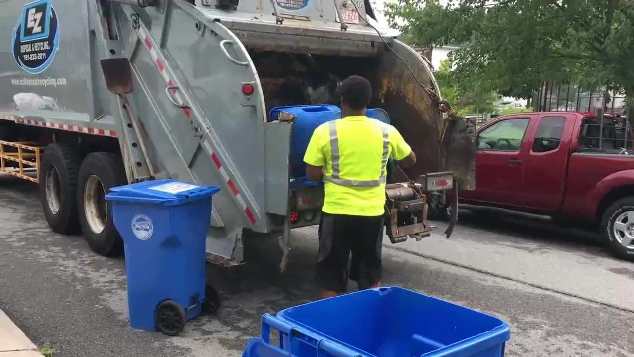 这垃圾车厉害了自动升起倒垃圾环卫工人的福音