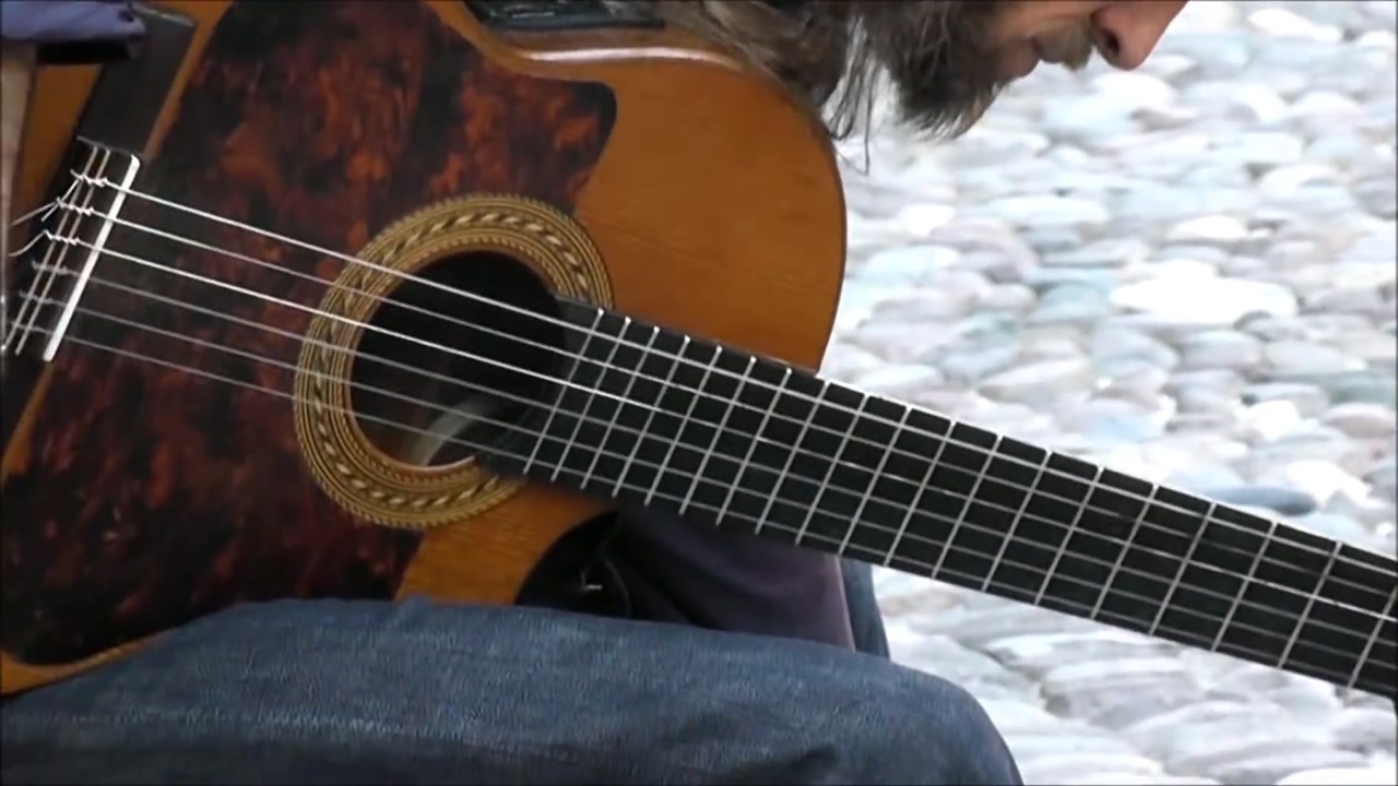 点上一支香游吟诗人estastonne又开始了他的吉他音乐之旅